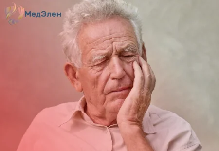 мужчина держится за голову
